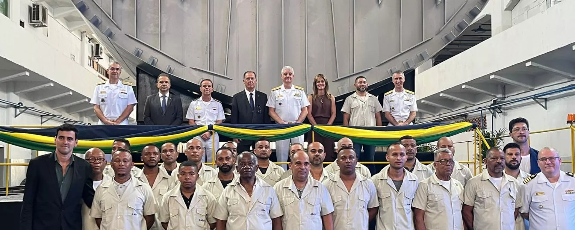 Marinha segue tendência global de banir celulares em quartéis para proteger dados, diz analista