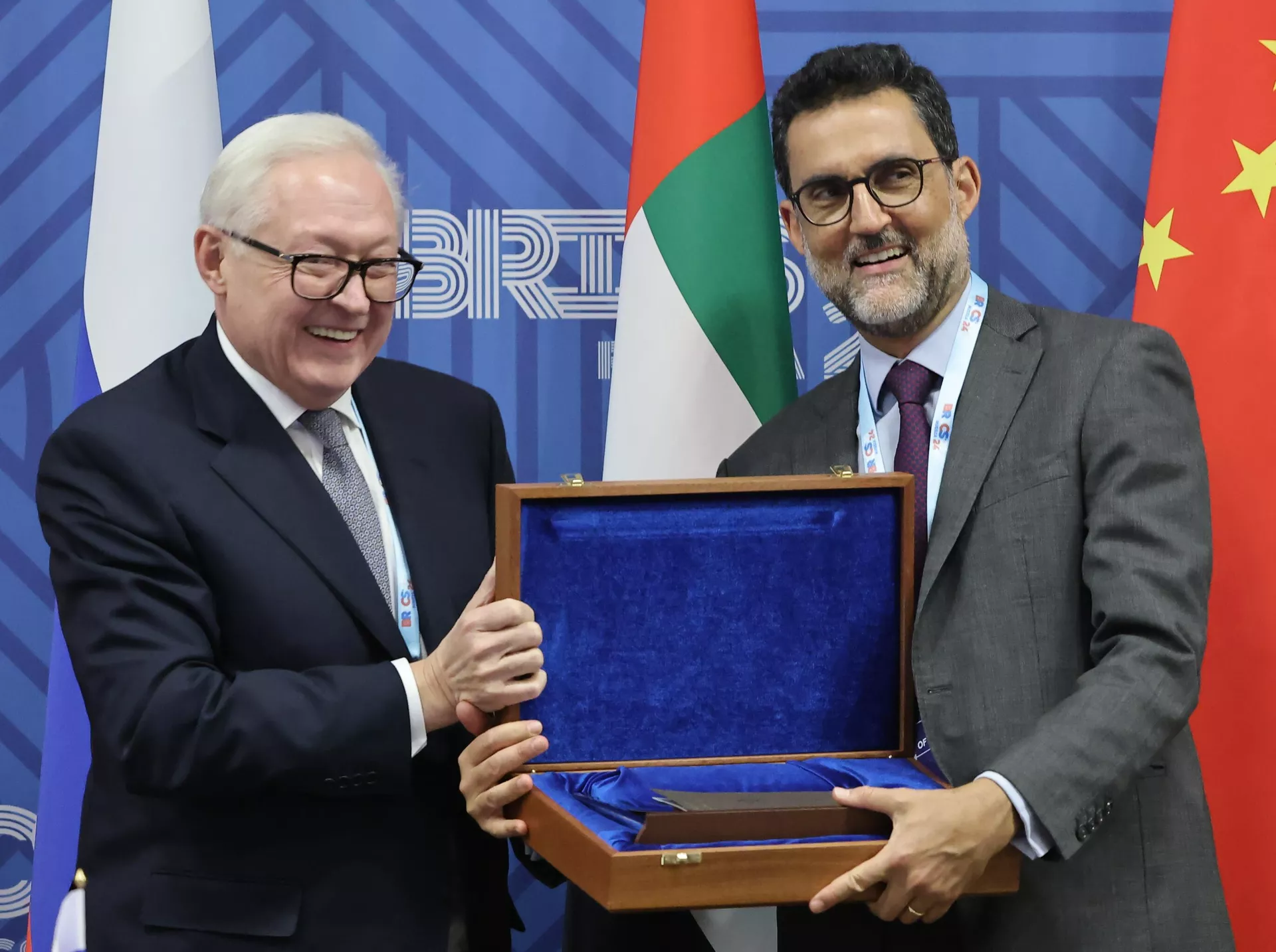 Sherpa da Rússia nos BRICS, Sergei Rybakov, entrega enxada que simboliza a presidência do bloco ao sherpa do Brasil, embaixador Eduardo Sabóia, durante reunião em Ekaterinburgo, Rússia, 28 de novembro de 2024 - Sputnik Brasil, 1920, 10.01.2025