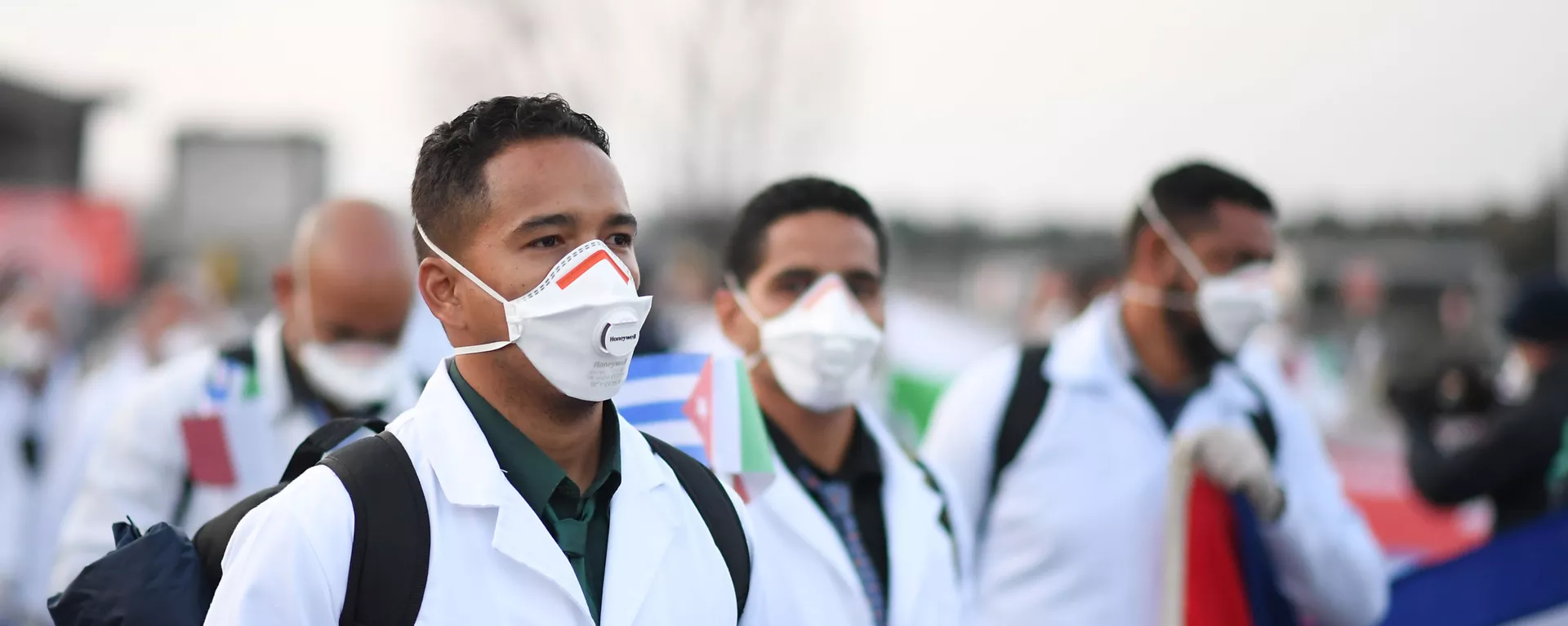 Um contingente de emergência de médicos e enfermeiros cubanos chega ao aeroporto italiano de Malpensa, perto de Milão, após viajar de Cuba para ajudar a Itália a combater a propagação da doença COVID-19 - Sputnik Brasil, 1920, 24.03.2020