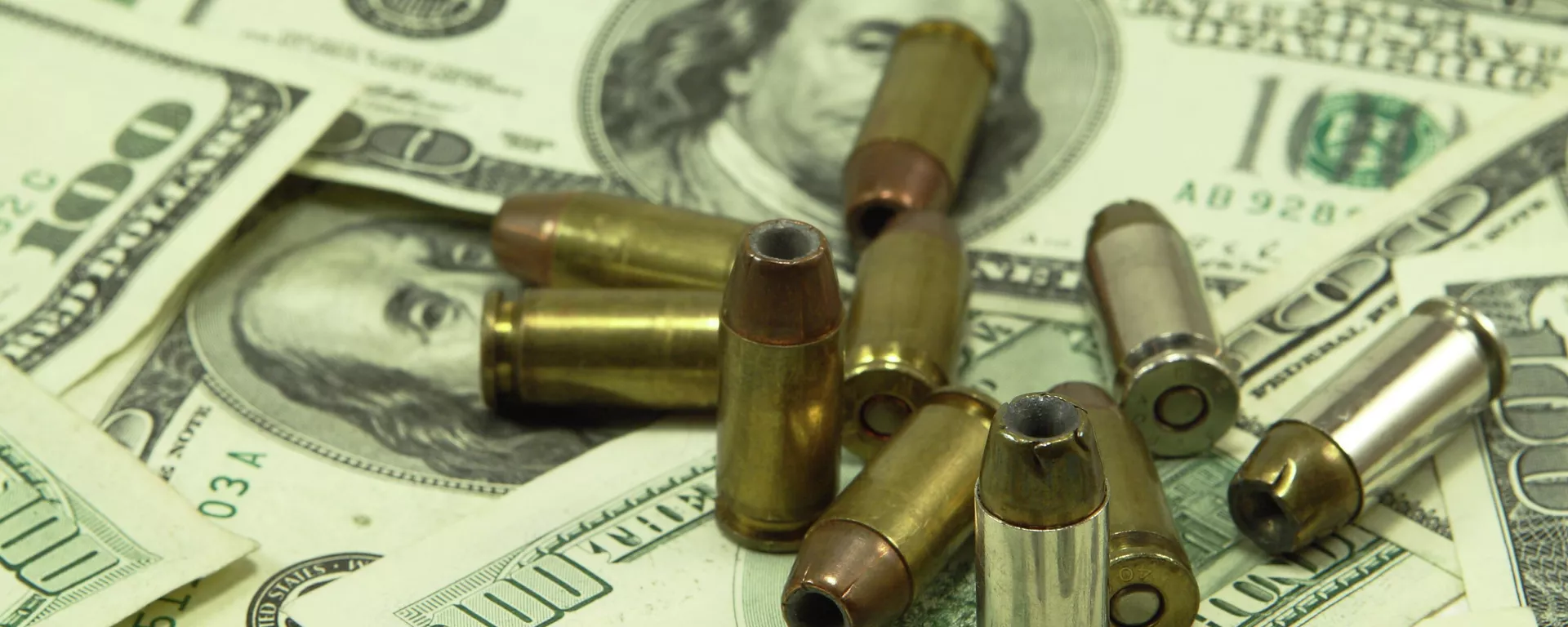 Dólares americanos e projéteis (foto de arquivo) - Sputnik Brasil, 1920, 20.05.2024