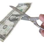 Dólar fecha a R$ 5,70 e cai 3,57% em março